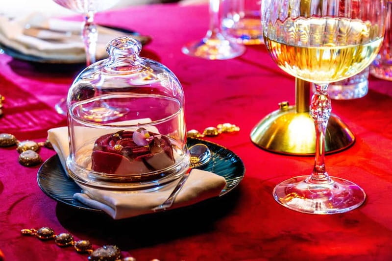 Prague: Cabaret Show at Medusa - Nightlife Prague - Food and drinks: what to expect when meals are not included