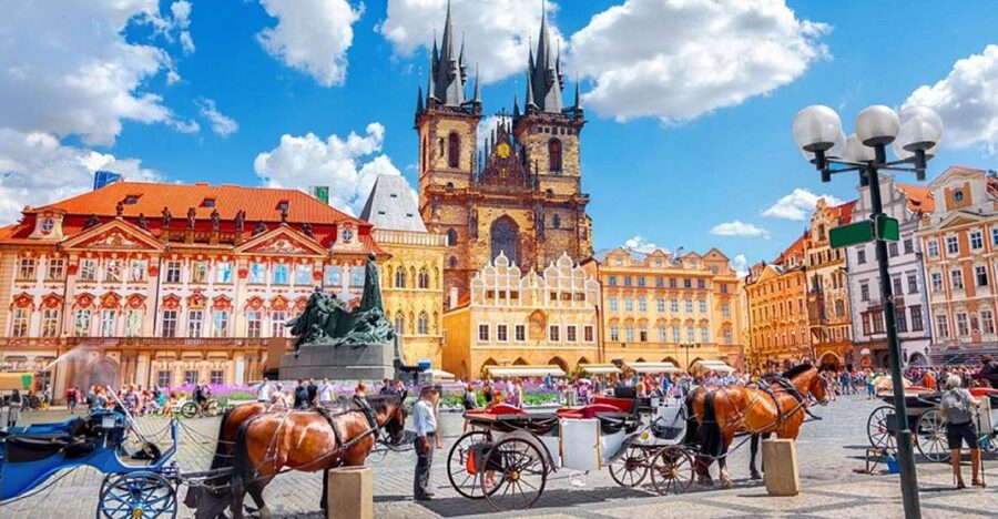 Prague: Castle and Jewish Quarter Tour - Old Town Square and the astronomical clock moment