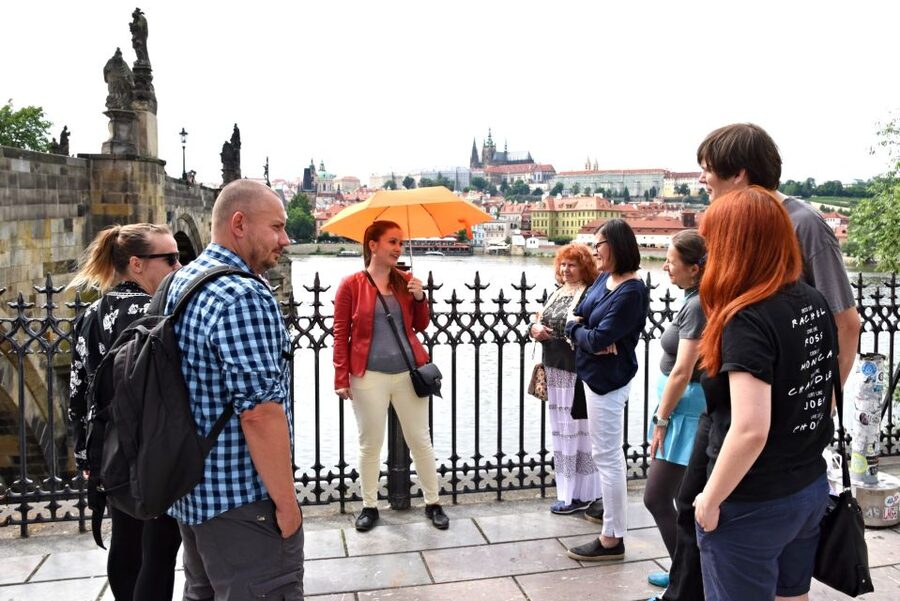 Prague: Castle and Jewish Quarter Tour - Guides, languages, and why the storytelling speeds things up