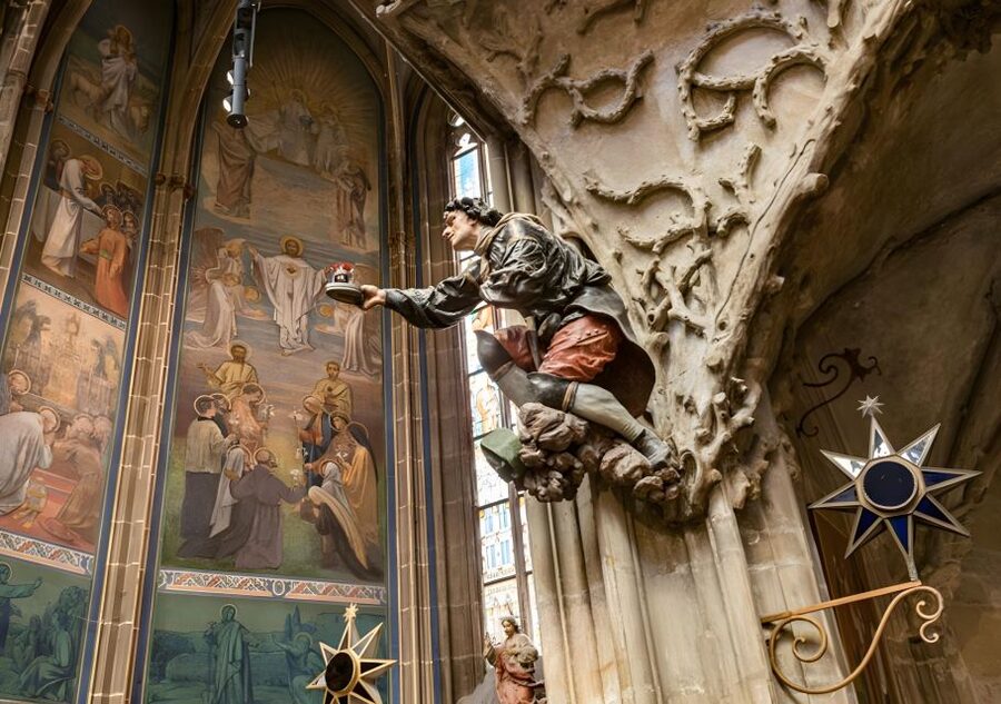 Prague Castle: Royal Palace, Cathedral, and Golden Lane Tour - Golden Lane: small houses, big storytelling