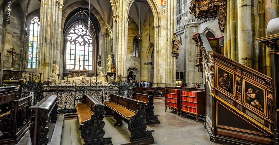 Prague Castle: Royal Palace, Cathedral, and Golden Lane Tour - Finding your guide at Jan Palach Square (and why it matters)