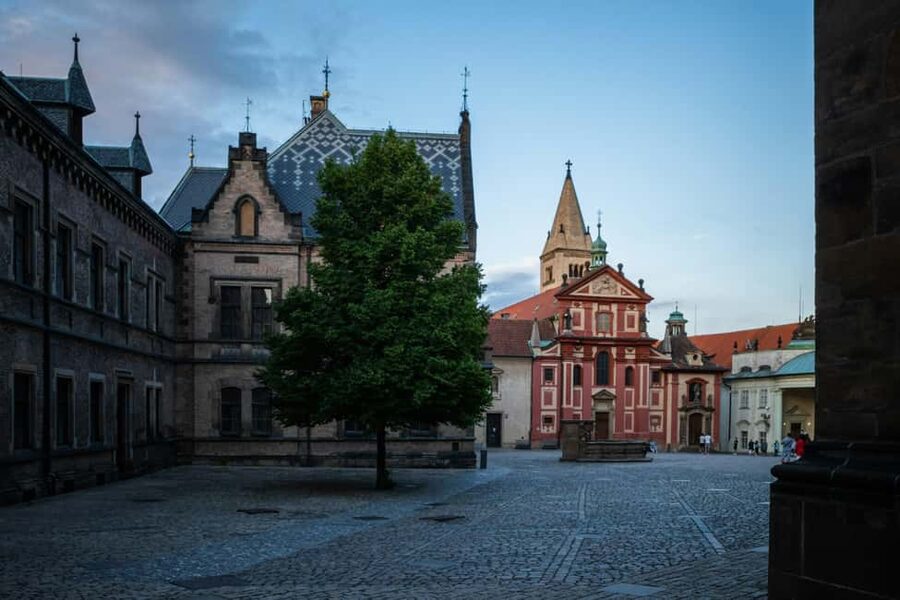 Prague Castle St. Vitus Cathedral, Royal Palace, St. George's Basilica - The old Royal Palace: power rooms, crown symbolism, and a historical spark