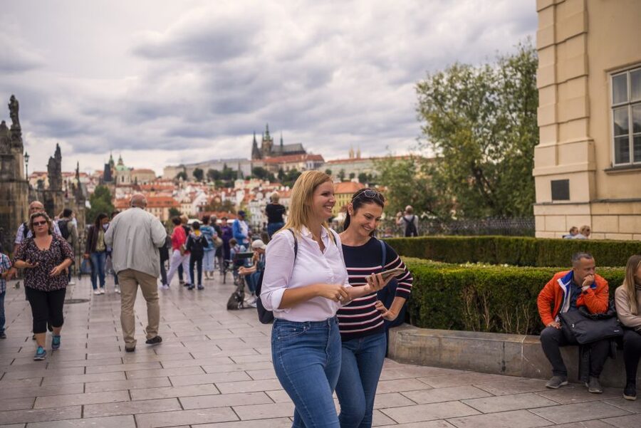 Prague: Charles Bridge Audio Guide with Tower Entry Ticket - How To Plan Your Day On Charles Bridge (Timing, Internet, Earphones)