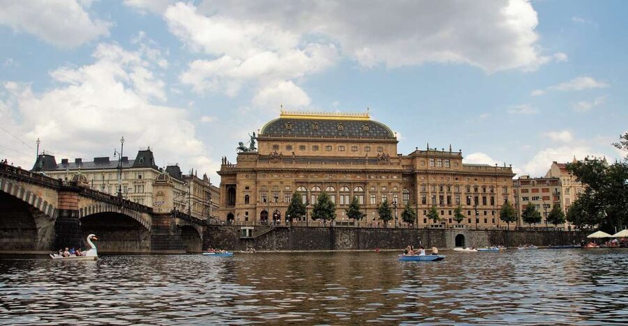 Prague Complete Tour in Spanish & Lunch, Tickets - Meeting point with the navy umbrella and Turistico sign