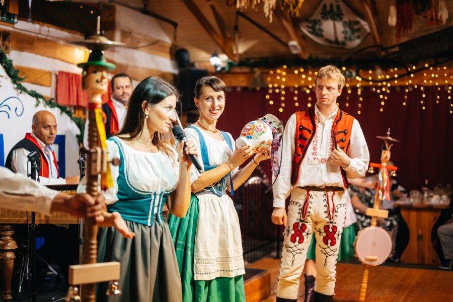 Prague: Dinner with Folk Show and Open Bar - Hotel Pickup and Getting There Without Stress