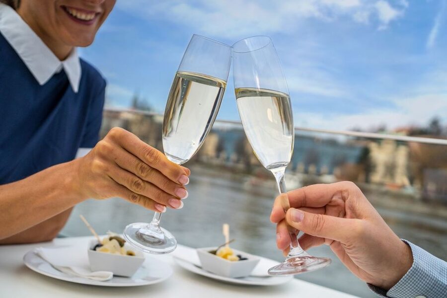 Prague: Evening Vltava River Eco Cruise with Prosecco - When to choose the evening slot, and how to time your photos