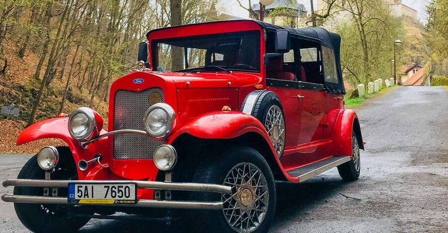 Prague: Fairytale Karlstejn Castle in Retro-Style Car - Arriving at Karlštejn: Walking the Walls and Courtyards