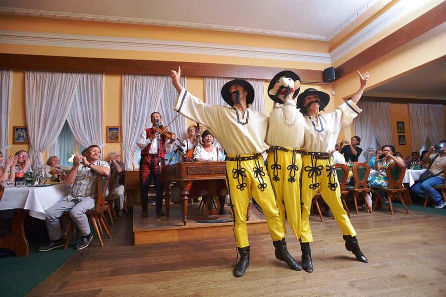 Prague: Folk Dancing Dinner Experience - How the evening flows from your hotel to the dance floor