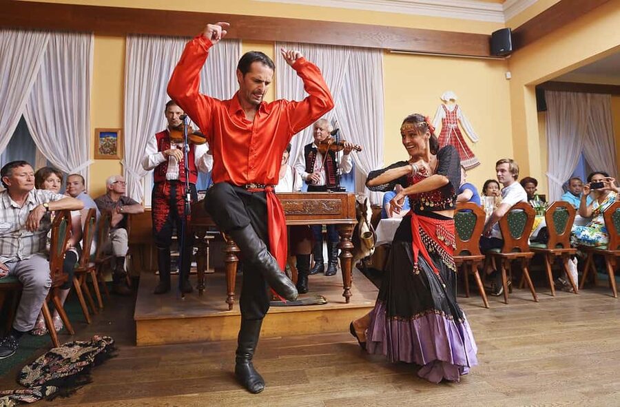 Prague: Folk Dancing Dinner Experience - Your dinner setup: a 4-course Czech meal with unlimited drinks