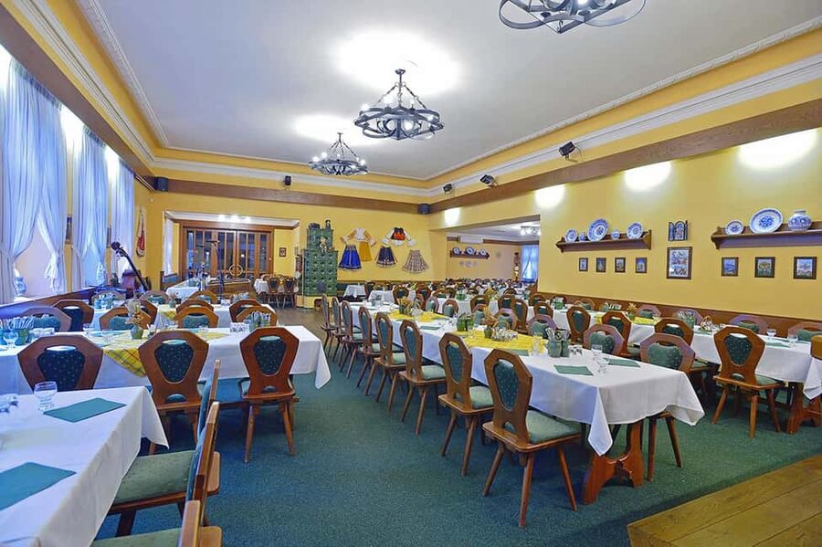 Prague: Folk Dancing Dinner Experience - Unlimited beer, wine, or soft drinks: how that changes the feel of the night