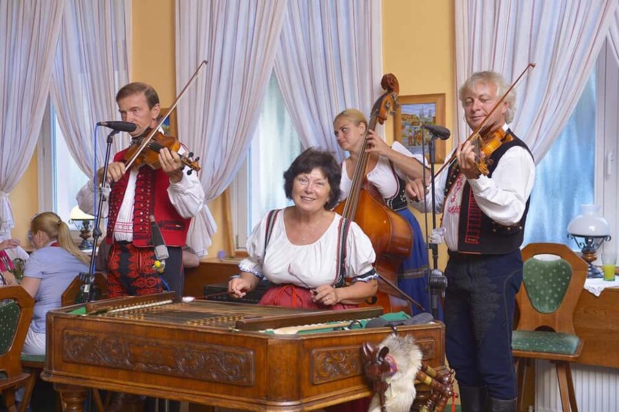Prague: Folk Dancing Dinner Experience - The folk entertainment: live singing and dance, not a background show
