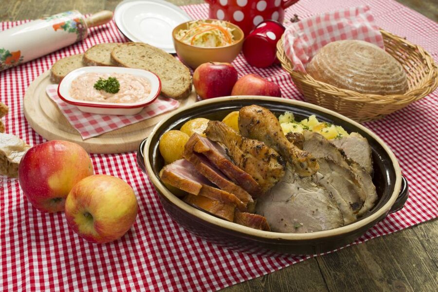 Prague: Folkloric Dinner Show with Unlimited Drinks - A folkloric dinner show where you join, not just watch