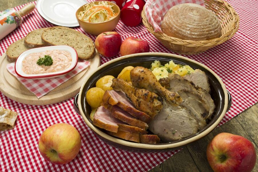 Prague: Folkloric Dinner Show with Unlimited Drinks - FAQ