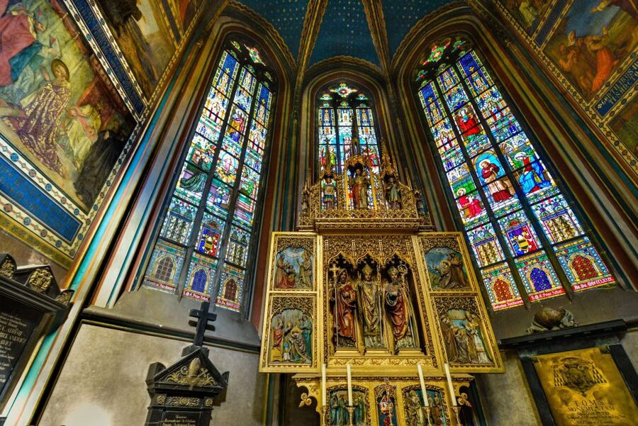Prague: Full-Day Old Town, River Cruise & Prague Castle Tour - Tram up to Prague Castle, then a guided walk through the eras