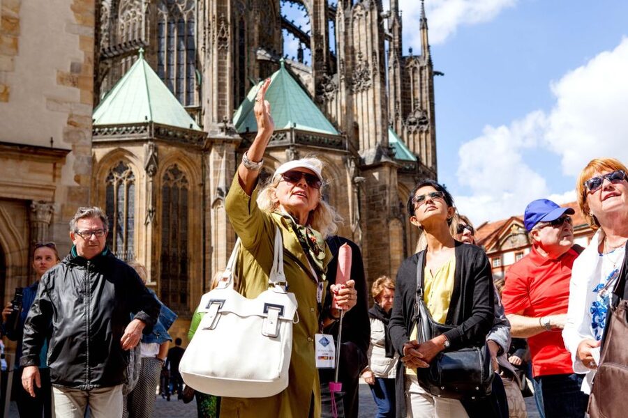 Prague: Full-Day Sightseeing Tour with Cruise and Lunch - Lunch at a Traditional Pub: What You Actually Get