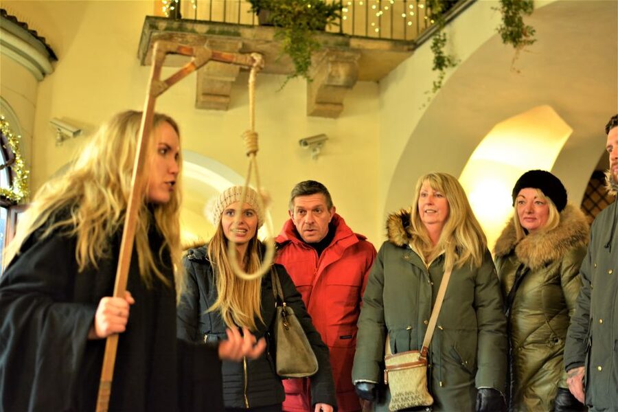 Prague: Ghosts, Legends, Medieval Underground & Dungeon Tour - Guide energy: the part that can make or break the night