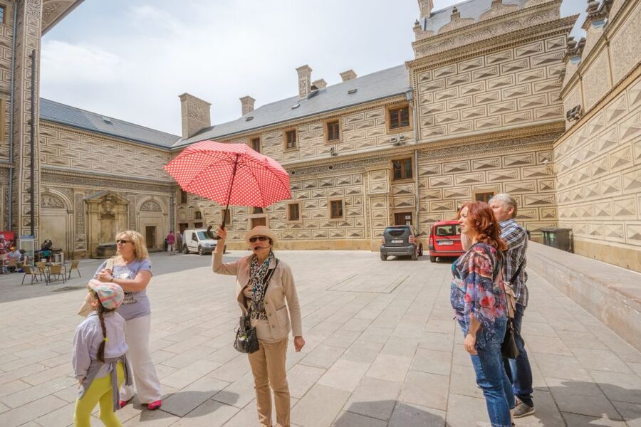 Prague: Guided Bus & Walking Tour with River Cruise & Lunch - Who Should Book This Prague Bus and Boat Tour