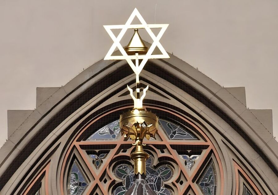 Prague: Guided Tour inside the Jewish Cemetery & Synagogues - Meeting at Old Town Square, then walking into Josefov