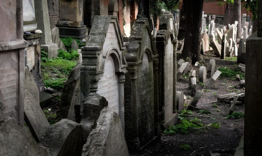 Prague: Guided Tour inside the Jewish Cemetery & Synagogues - How the guide frames beliefs, celebrations, and persecution