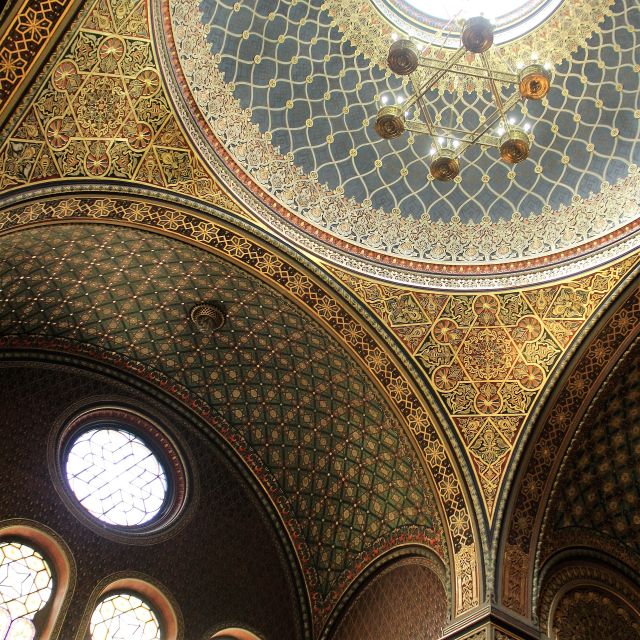 Prague: Guided Walking Tour of Prague's Jewish Quarter - Your 150-minute plan, from the navy umbrella to Ceremonial Hall