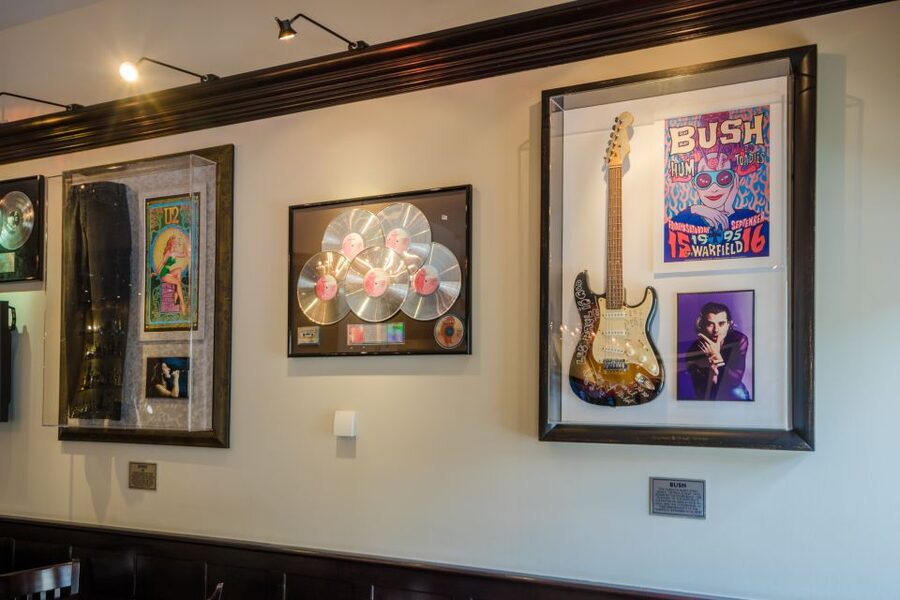 Prague: Hard Rock Cafe with Set Menu for Lunch or Dinner - Hard Rock Cafe Prague right by Old Town Square
