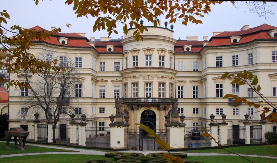 Prague: Highlights Walking Tour to the German embassy 1989 - Meeting point, pickup options, and how to arrive without stress