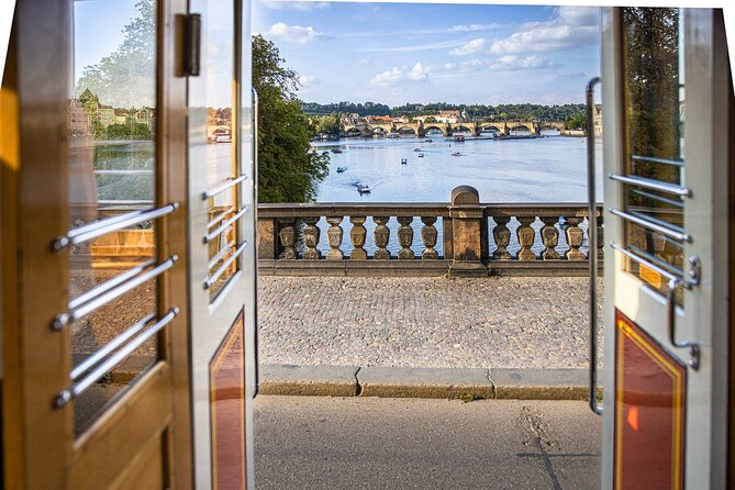 Prague Hop on Hop off Sightseeing Tram - Start Point, Loop Direction, and the 15-Minute Reset at Dlabačov