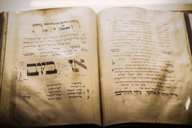 Prague: Jewish Quarter Walking Tour with Admission Tickets - Getting Oriented in Josefov, starting near Maiselova 5