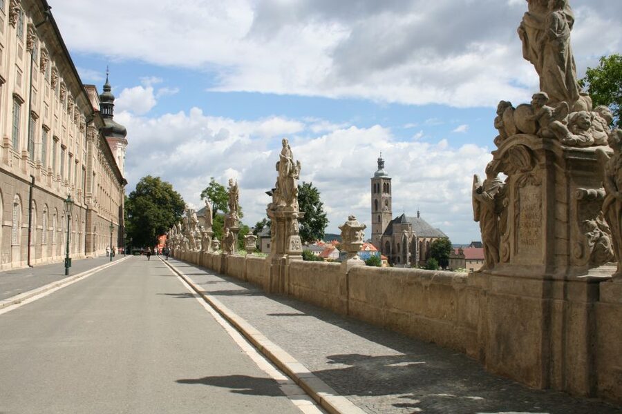 Prague: Kutná Hora, St Barbara's Cathedral and Bone Church - The guided pacing plus one hour of freedom in town