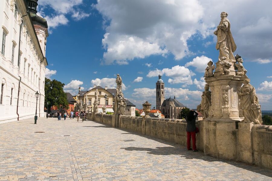 Prague: Kutná Hora, St Barbara's Cathedral and Bone Church - Getting there from Prague: 80 minutes each way that shapes the day