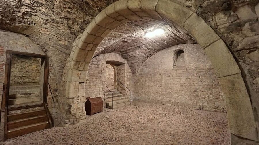 Prague: Medieval Underground Guided Tour - Medieval dungeons and the darker side beneath the city
