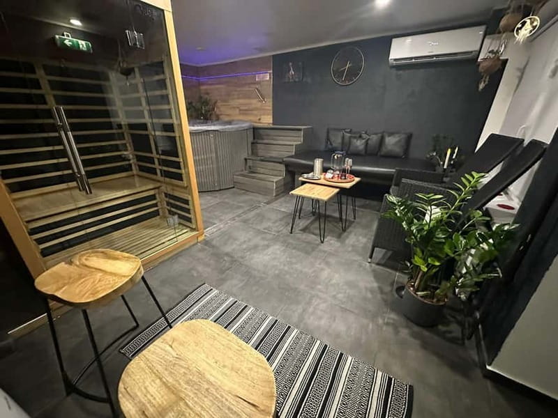 Prague: Modern Private Spa with Jacuzzi and Sauna - Choosing your space: jacuzzi spa vs sauna studio