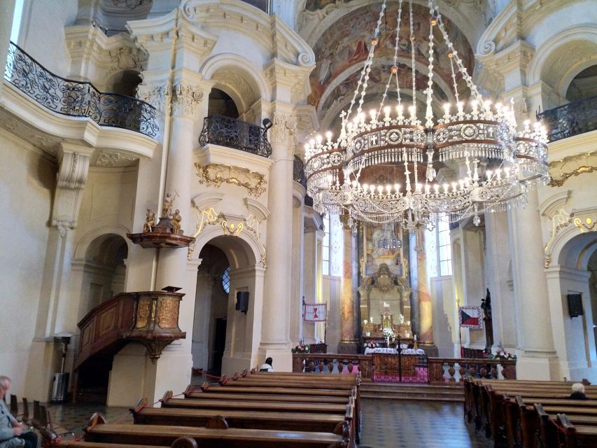 Prague: Old Town and Classical Concert Tour - Meeting Your Guide at Old Town Square, and Getting Oriented Fast