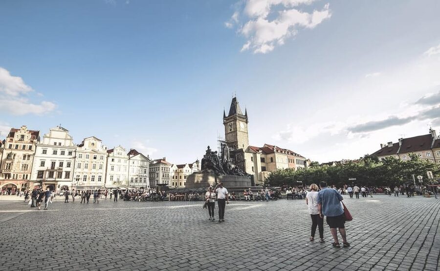 Prague: Old Town and Jewish Quarter Guided Walking Tour - Guide style: the difference between a walk and a story