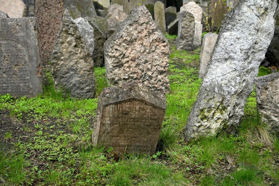 Prague: Old Town and Jewish Quarter Tour with Jewish Museum - Old Jewish Cemetery and the synagogue sites that anchor the visit