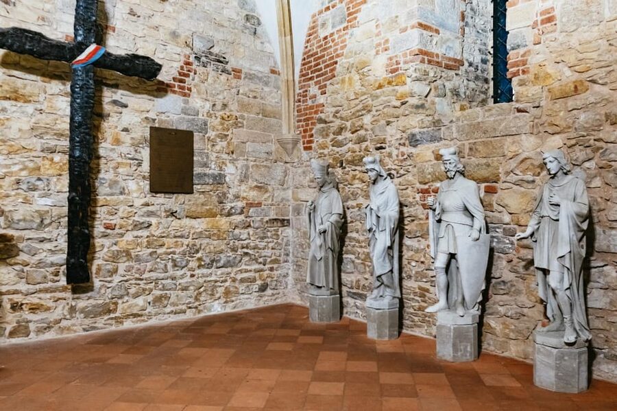 Prague: Old Town, Astronomical Clock and Underground Tour - Charles Bridge at the Right Moment, With Legends That Make Sense