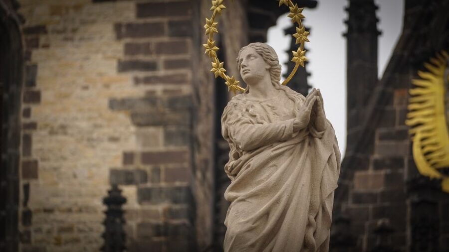Prague: Old Town Highlights & Hidden Gems Guided Tour - Charles Bridge: More Than a Postcard Photo