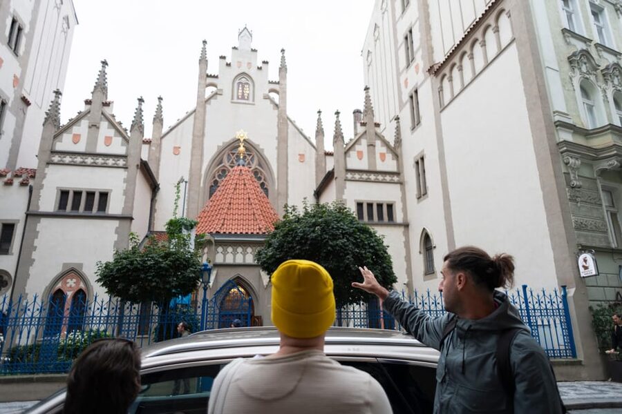 Prague: Old Town, Jewish Quarter & Astro Clock Walking Tour - Astronomical Clock area: what to watch besides the show