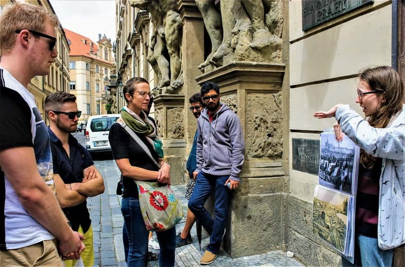 Prague: Oldtown, Medieval Underground & Dungeon History Tour - Romanesque and Gothic underground rooms, built for medieval life