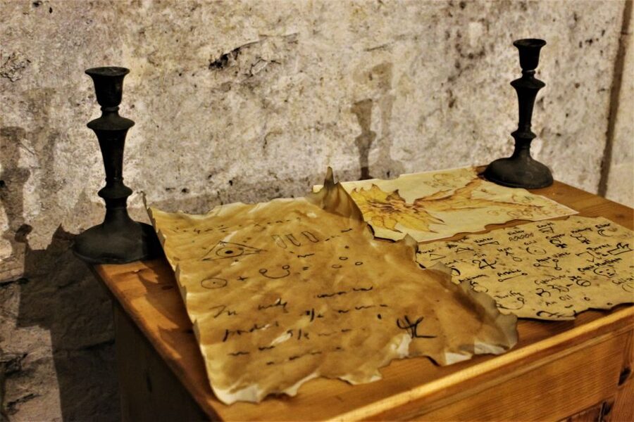 Prague: Oldtown, Medieval Underground & Dungeon History Tour - The alchemy laboratory stop and the Golem story