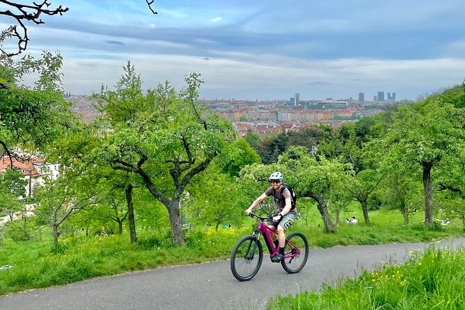 Prague on E-Bike: Explore Greater Downtown Parks & Epic Views - Stop 3: Park Santoška, a Quieter Side of Prague