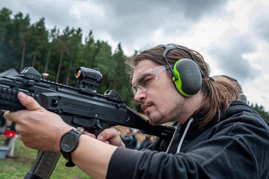 Prague: Outdoor Shooting Experience with up to 10 Guns - Arrival, express security, and how your time gets used