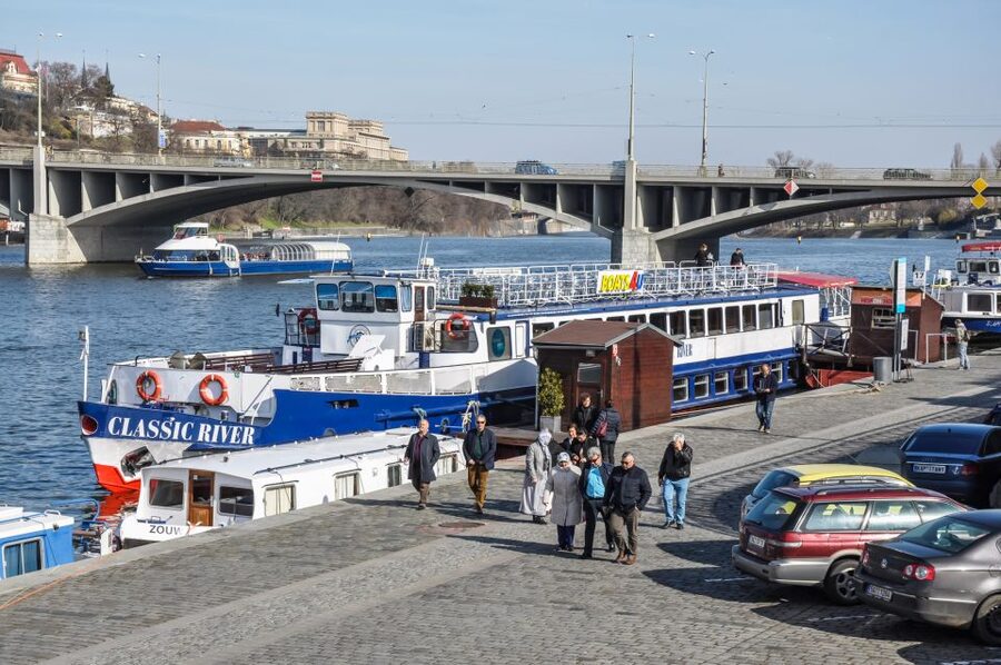 Prague: Panoramic Vltava River Cruise - Audio Guide Setup: Wi-Fi, QR Code Tables, and Headphones