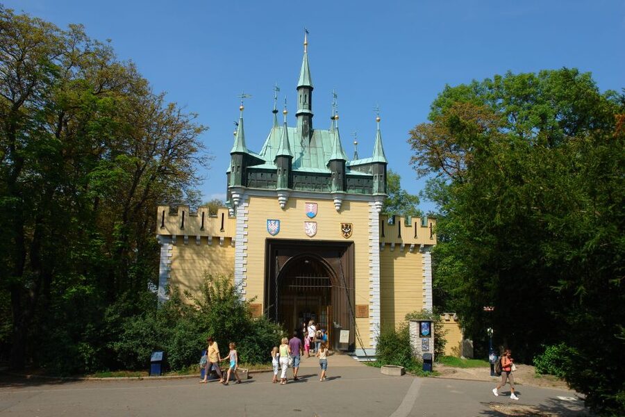 Prague: Petřín Tower and Mirror Maze Entry Ticket - Petřín Hill to the Tower: your first taste of the climb