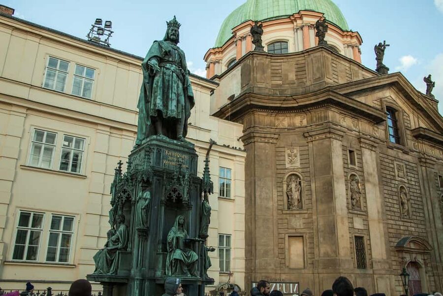 Prague: Prague Castle & Charles Bridge – guided tour in German - Key Points Before You Go