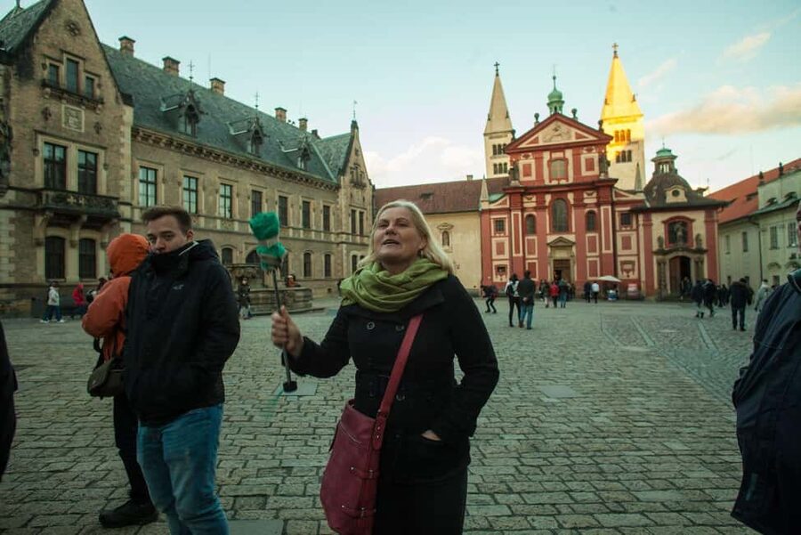 Prague: Prague Castle & Charles Bridge – guided tour in German - Hradčany Square and the Presidential Palace Area: Big Landmarks Without Ticket Lines