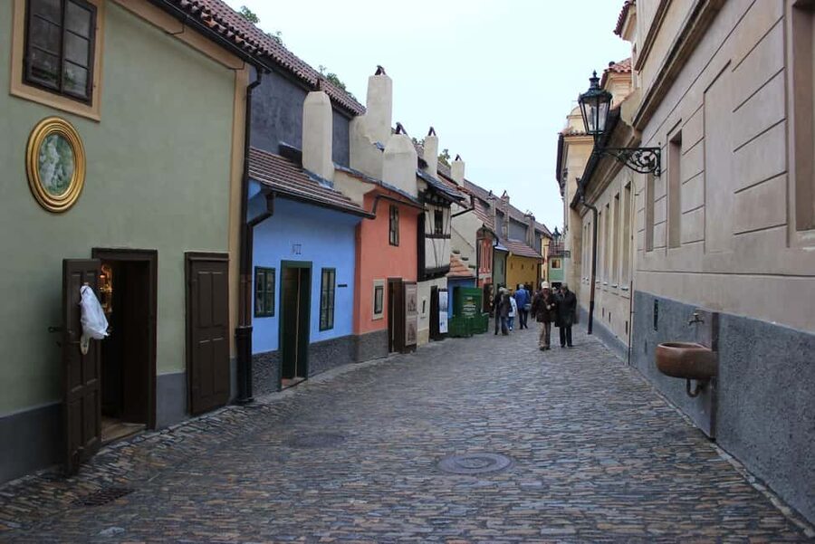 Prague: Prague Castle & Charles Bridge – guided tour in German - Inside the Castle Grounds, Outside the Tickets: Courtyards, St. Vitus Cathedral Exterior, and Golden Lane