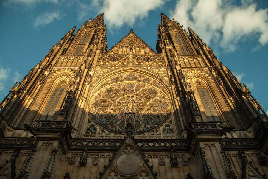 Prague: Prague Castle & Charles Bridge – guided tour in German - Price and Value: $19 for a Guided Route, Tram Access, and Orientation