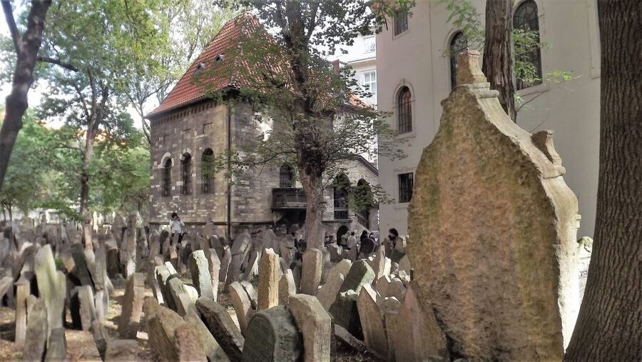 Prague: Prague Castle, Jewish Quarter, Clock Tower Admission - Prague Castle Entry: what you can actually tour