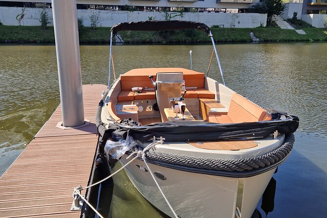 Prague Private Boat Tour - 2 Hours - Onboard comfort: the boat, the drinks, and how the captain runs the experience